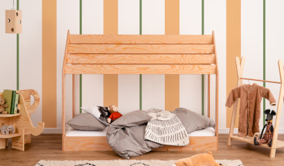 Drewniane niskie łóżko w kształcie domku wykonane ze sklejki sosnowej w kolorze lakierowanego drewna